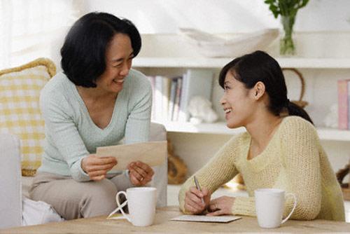 Bức ảnh trong ngăn bàn hé lộ mối quan hệ giữa bố chồng giàu có và chị dâu nghèo khổ-1