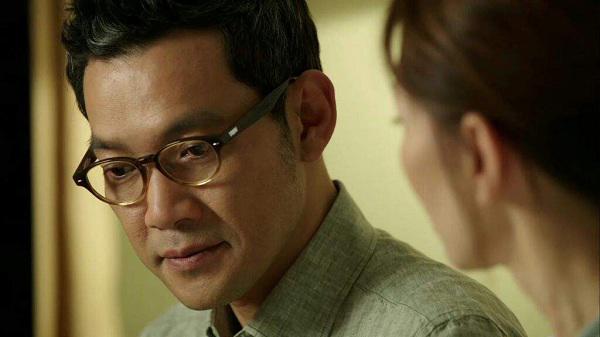 Bức ảnh trong ngăn bàn hé lộ mối quan hệ giữa bố chồng giàu có và chị dâu nghèo khổ-2