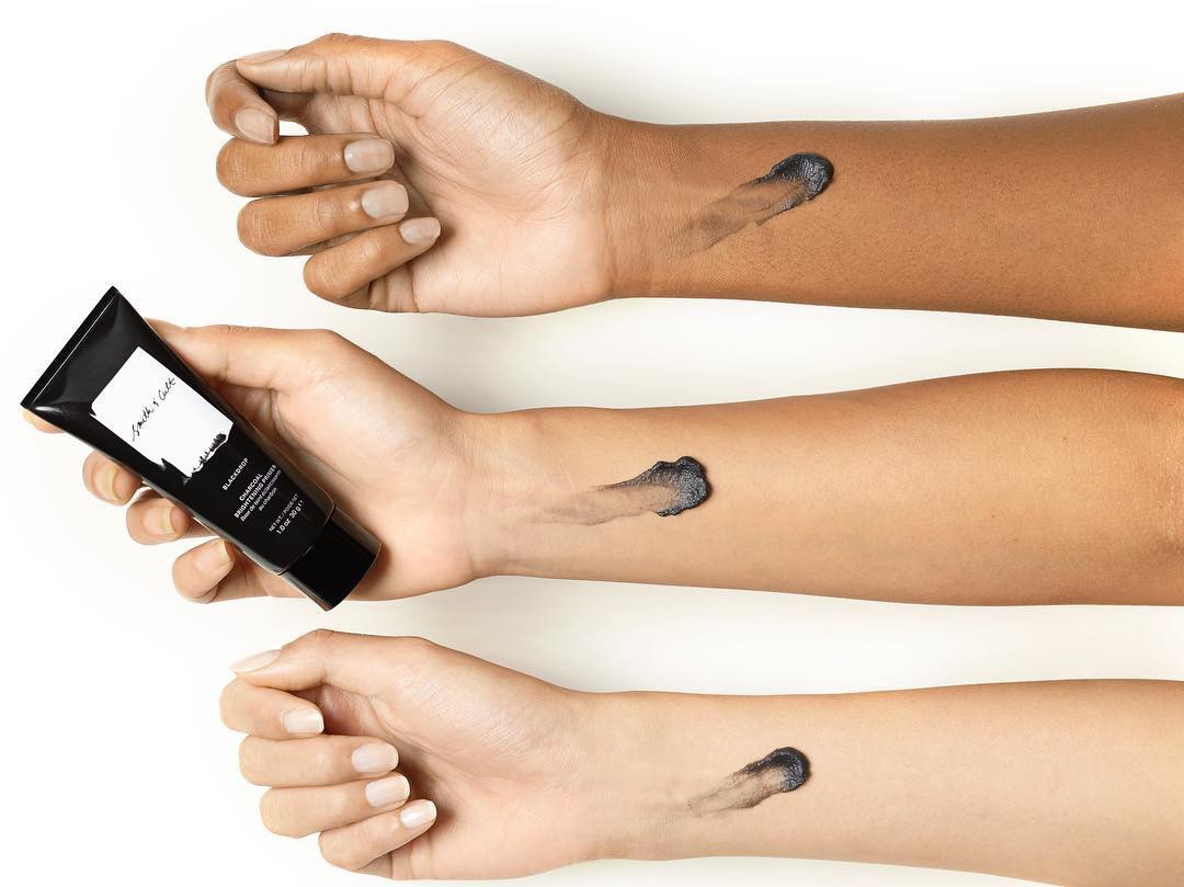 Loại kem lót hot hit nhất hôm nay: đen sì nhưng khi thoa sẽ chuyển thành trong suốt, giúp da mịn lì, kiềm dầu-2