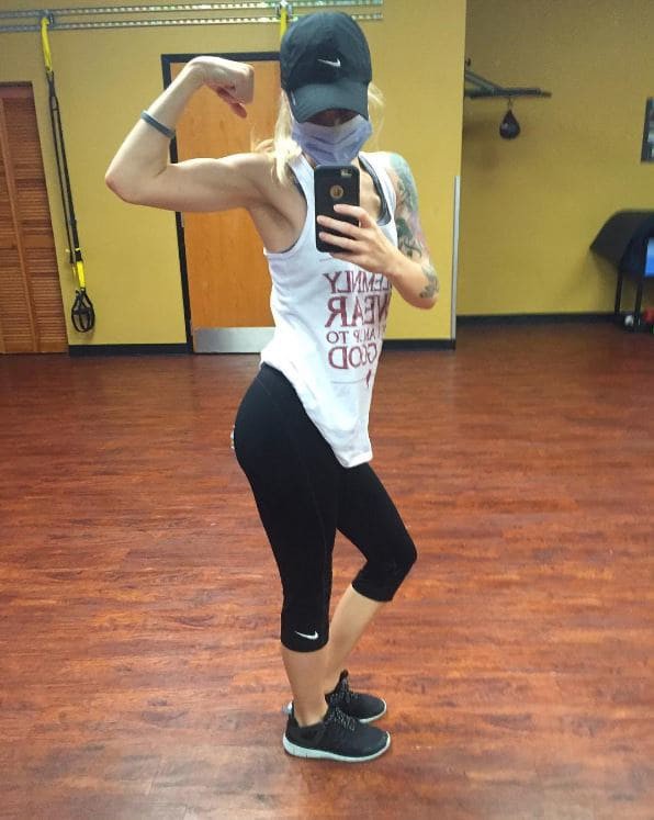 Bị ung thư buồng trứng ở tuổi 23 và những gì vận động viên này đã làm là ghi lại sự tàn phá của căn bệnh trên cơ thể cô-4