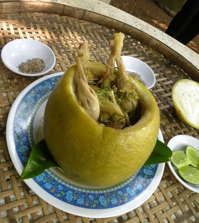 Thật nể người Đồng Nai, có thể bắt cả con gà chui tọt vào quả bưởi để làm thành đặc sản lừng danh-2