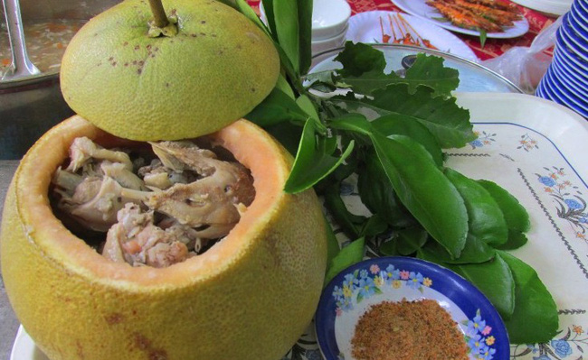 Thật nể người Đồng Nai, có thể bắt cả con gà chui tọt vào quả bưởi để làm thành đặc sản lừng danh-3