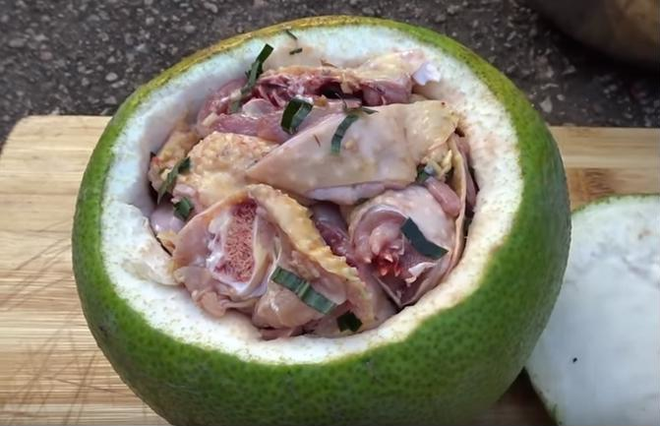 Thật nể người Đồng Nai, có thể bắt cả con gà chui tọt vào quả bưởi để làm thành đặc sản lừng danh-4