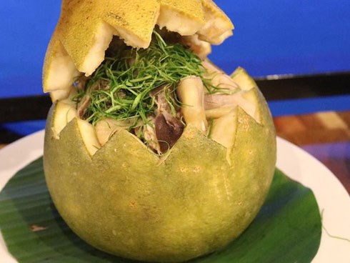 Thật nể người Đồng Nai, có thể bắt cả con gà chui tọt vào quả bưởi để làm thành đặc sản lừng danh