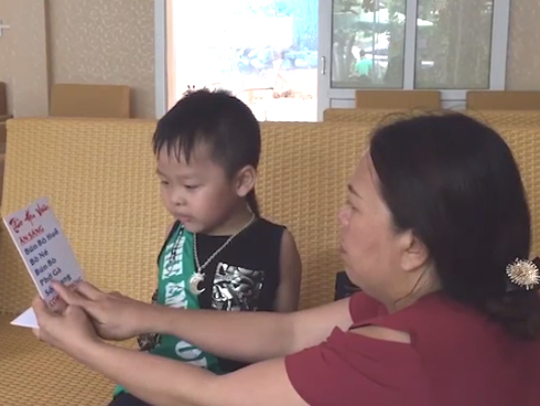 Bé 5 tuổi ở Hà Tĩnh sinh ra chỉ biết nói tiếng Anh, mẹ phải vật lộn khi giao tiếp-1