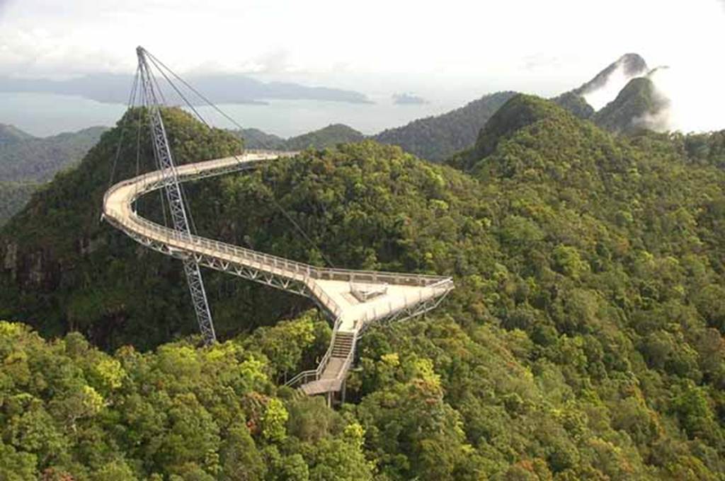Du khách không thốt nên lời khi bước chân tới cây cầu nổi tiếng Việt Nam này-2