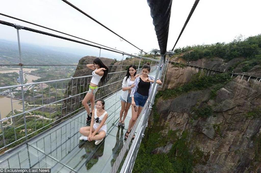 Du khách không thốt nên lời khi bước chân tới cây cầu nổi tiếng Việt Nam này-13