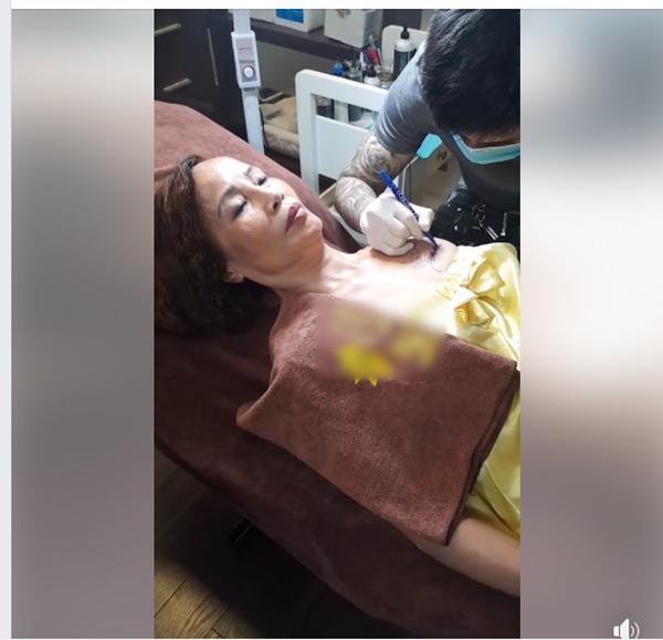 Cô dâu 62 tuổi xăm tên chồng lên ngực, phản ứng của chú rể khiến tất cả bất ngờ-1