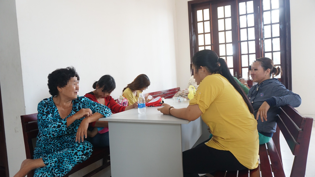 Xót xa cảnh bé gái 13 tuổi ẵm con trai 7 tháng đến tòa nghe xét xử gã hàng xóm đồi bại hiếp dâm mình-2