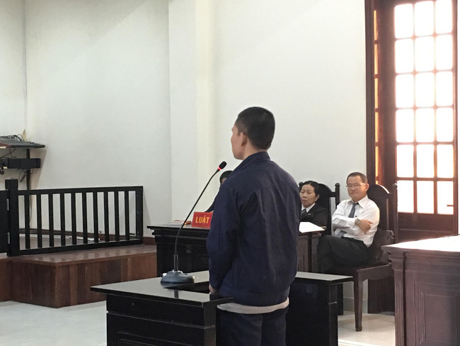 Xót xa cảnh bé gái 13 tuổi ẵm con trai 7 tháng đến tòa nghe xét xử gã hàng xóm đồi bại hiếp dâm mình-3