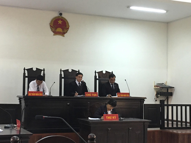 Xót xa cảnh bé gái 13 tuổi ẵm con trai 7 tháng đến tòa nghe xét xử gã hàng xóm đồi bại hiếp dâm mình-4