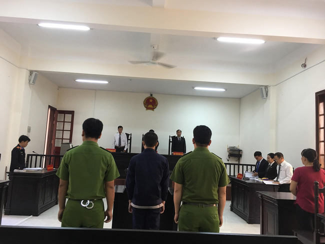 Xót xa cảnh bé gái 13 tuổi ẵm con trai 7 tháng đến tòa nghe xét xử gã hàng xóm đồi bại hiếp dâm mình-5