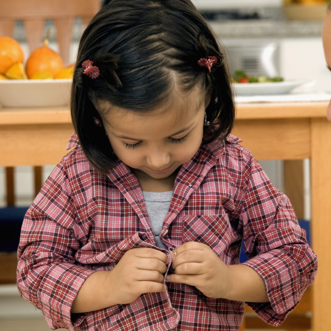 Theo phương pháp Montessori thì đây là 10 việc nên để con tự làm-1