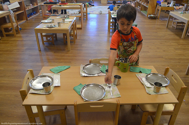 Theo phương pháp Montessori thì đây là 10 việc nên để con tự làm-3