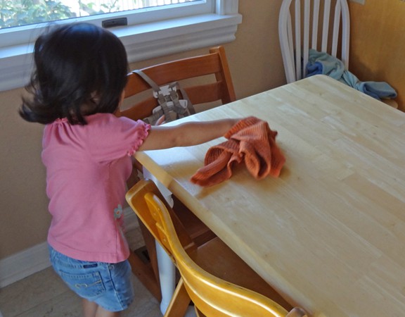Theo phương pháp Montessori thì đây là 10 việc nên để con tự làm-4