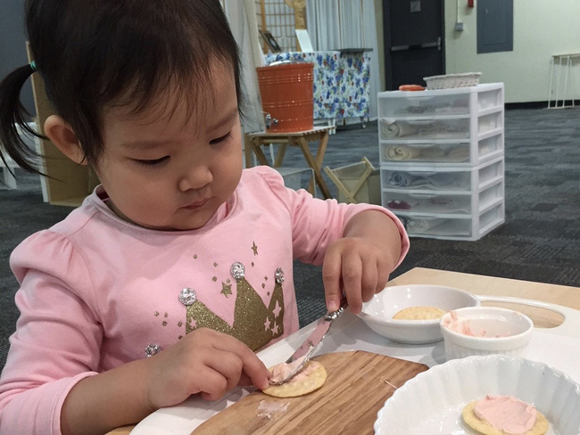 Theo phương pháp Montessori thì đây là 10 việc nên để con tự làm-6