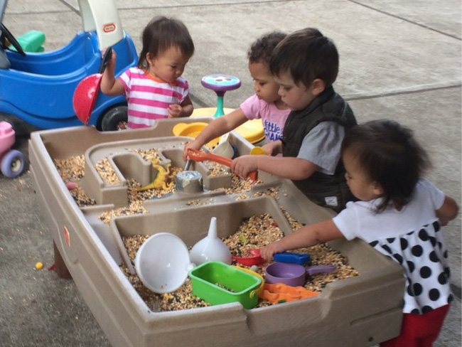 Theo phương pháp Montessori thì đây là 10 việc nên để con tự làm-7