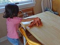 Theo phương pháp Montessori thì đây là 10 việc nên để con tự làm