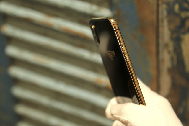 Ngắm iPhone XS Max mạ vàng 18k đầu tiên ở Việt Nam-7