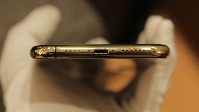 Ngắm iPhone XS Max mạ vàng 18k đầu tiên ở Việt Nam-9