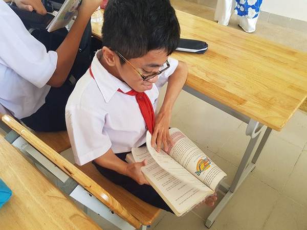 Nghị lực đến trường của nam sinh tí hon 18 tuổi, nặng 20kg-3