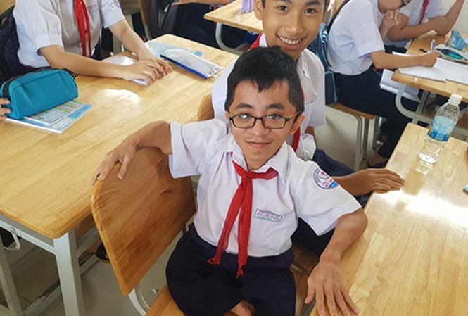 Nghị lực đến trường của nam sinh tí hon 18 tuổi, nặng 20kg-1