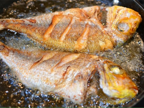 Chỉ với 3 bước đơn giản này, món cá rán tôi làm hoàn toàn không bị tanh, không bị dính chảo-5