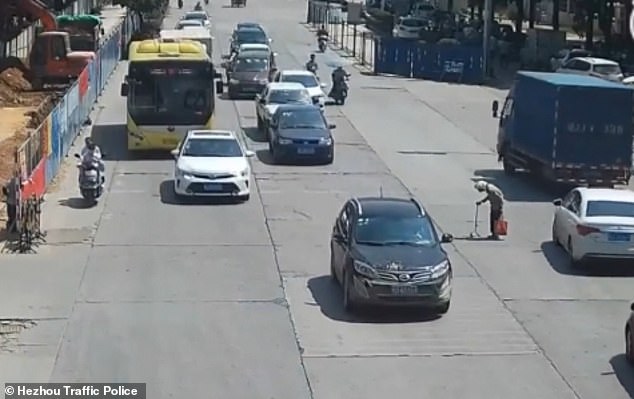 Người đàn ông lái xe máy dọn đường cho cụ bà gây sốt mạng xã hội-1