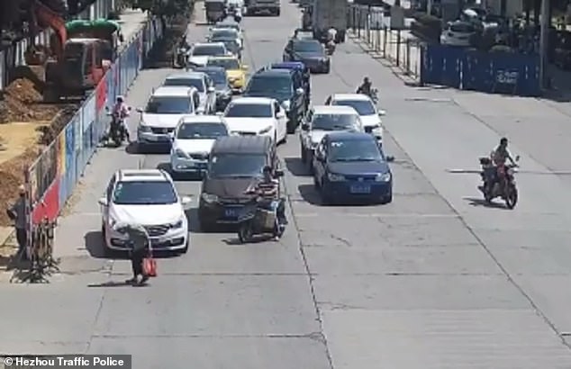 Người đàn ông lái xe máy dọn đường cho cụ bà gây sốt mạng xã hội-2