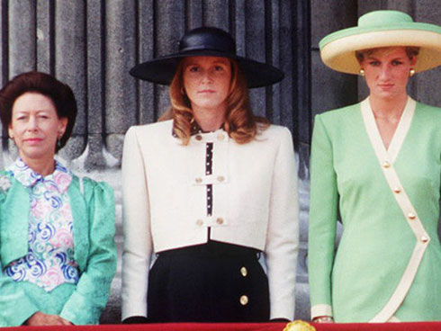 Hoảng hồn với hình ảnh bé trai bò ngang qua đường quốc lộ, xung quanh không hề có cha mẹ hay người thân nào-2