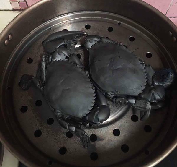 Dân mạng cười lăn cười bò với món cua không thể đen hơn-1