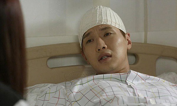 Lời đề nghị của chồng khi vừa tỉnh lại sau tai nạn thập tử nhất sinh khiến vợ đang phờ phạc chăm chồng ở viện lập tức ngã quỵ-1