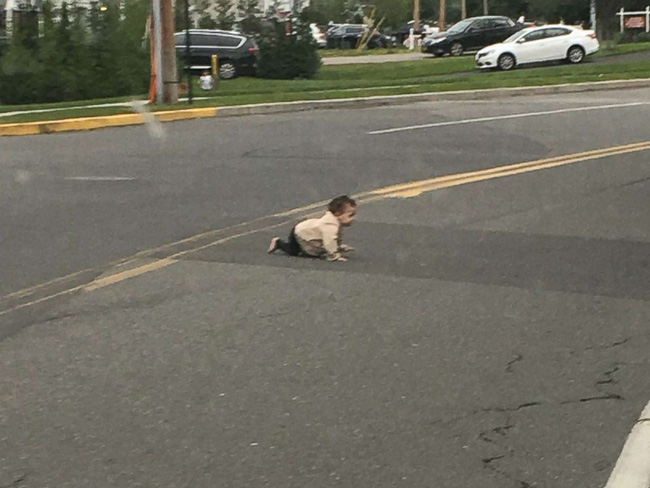 Hoảng hồn với hình ảnh bé trai bò ngang qua đường quốc lộ, xung quanh không hề có cha mẹ hay người thân nào-1