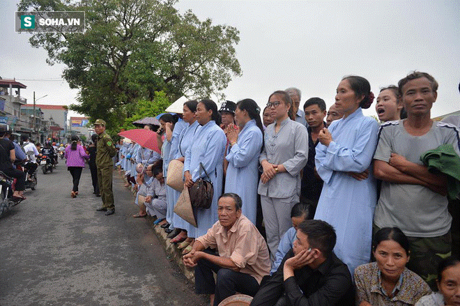 Người dân Ninh Bình ôm di ảnh đón thi hài cố Chủ tịch nước Trần Đại Quang-1