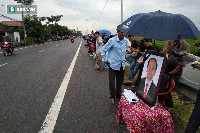 Người dân Ninh Bình ôm di ảnh đón thi hài cố Chủ tịch nước Trần Đại Quang-2