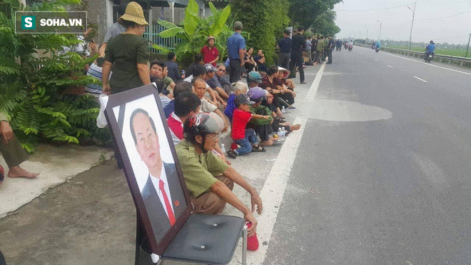 Người dân Ninh Bình ôm di ảnh đón thi hài cố Chủ tịch nước Trần Đại Quang-3