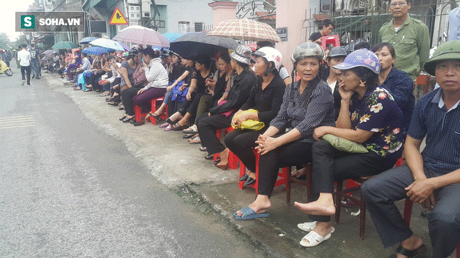 Người dân Ninh Bình ôm di ảnh đón thi hài cố Chủ tịch nước Trần Đại Quang-4