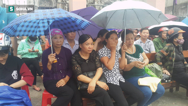 Người dân Ninh Bình ôm di ảnh đón thi hài cố Chủ tịch nước Trần Đại Quang-5
