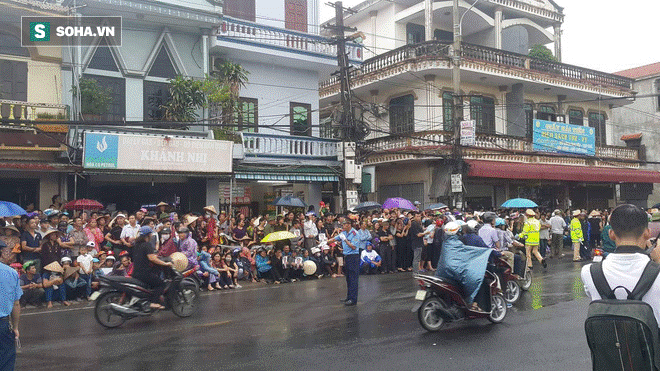 Người dân Ninh Bình ôm di ảnh đón thi hài cố Chủ tịch nước Trần Đại Quang-6