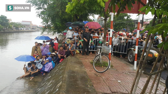 Người dân Ninh Bình ôm di ảnh đón thi hài cố Chủ tịch nước Trần Đại Quang-7