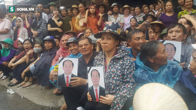 Người dân Ninh Bình ôm di ảnh đón thi hài cố Chủ tịch nước Trần Đại Quang-8