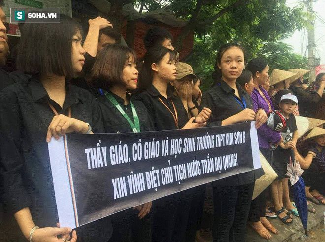 Người dân Ninh Bình ôm di ảnh đón thi hài cố Chủ tịch nước Trần Đại Quang-9