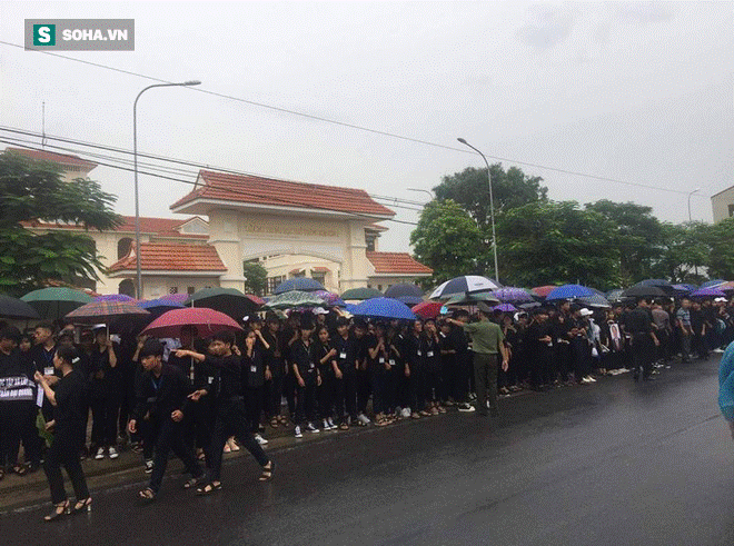 Người dân Ninh Bình ôm di ảnh đón thi hài cố Chủ tịch nước Trần Đại Quang-11