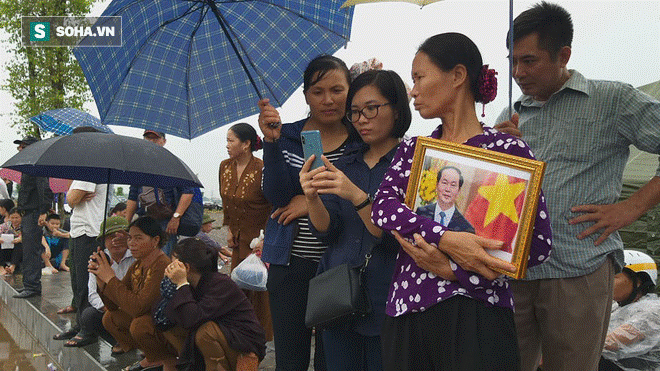 Người dân Ninh Bình ôm di ảnh đón thi hài cố Chủ tịch nước Trần Đại Quang-12