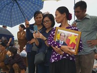 Người dân Ninh Bình ôm di ảnh đón thi hài cố Chủ tịch nước Trần Đại Quang