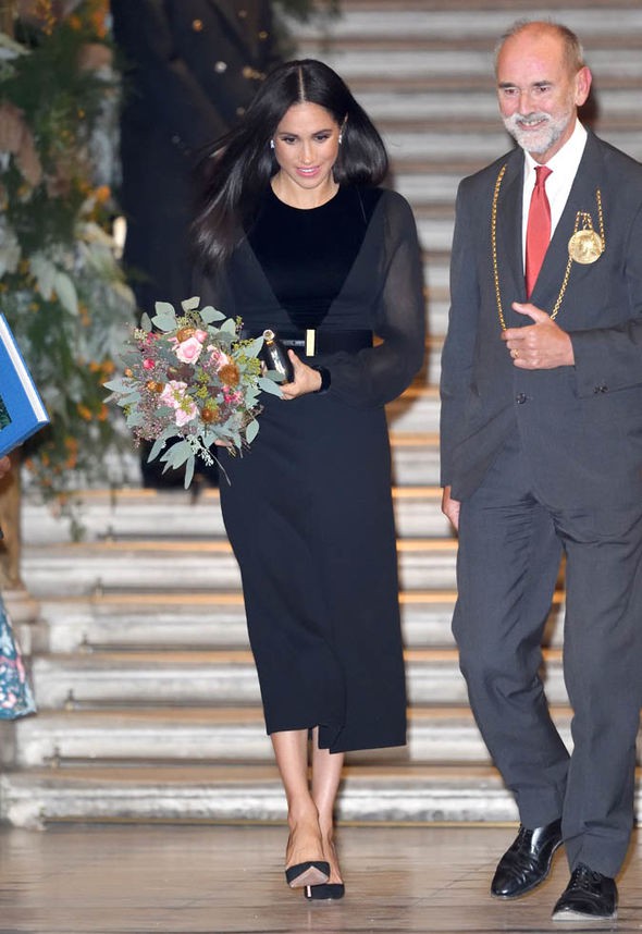 Meghan vượt chị dâu Kate, tiếp tục ghi điểm khi thực hiện hành động mà không một nhân vật hoàng gia nào từng làm-2