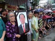 Video: Người dân Ninh Bình đứng hai bên đường đón linh cữu cố Chủ tịch nước