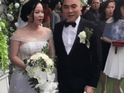 Đằng sau hình ảnh 