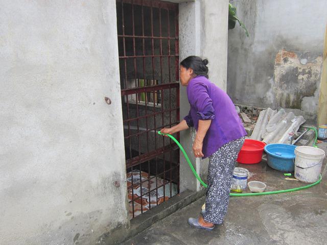 Xót lòng cảnh mẹ già phải xây chuồng nhốt... 3 đứa con tâm thần-1