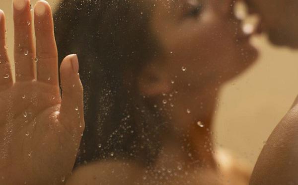 Méo mặt vì sáng tạo giường chiếu, gặp họa khi đánh trận dưới vòi hoa sen-1